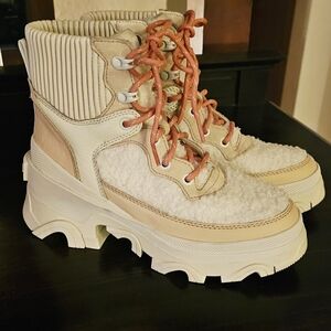 Women's SOREL BOOTS SIZE 6